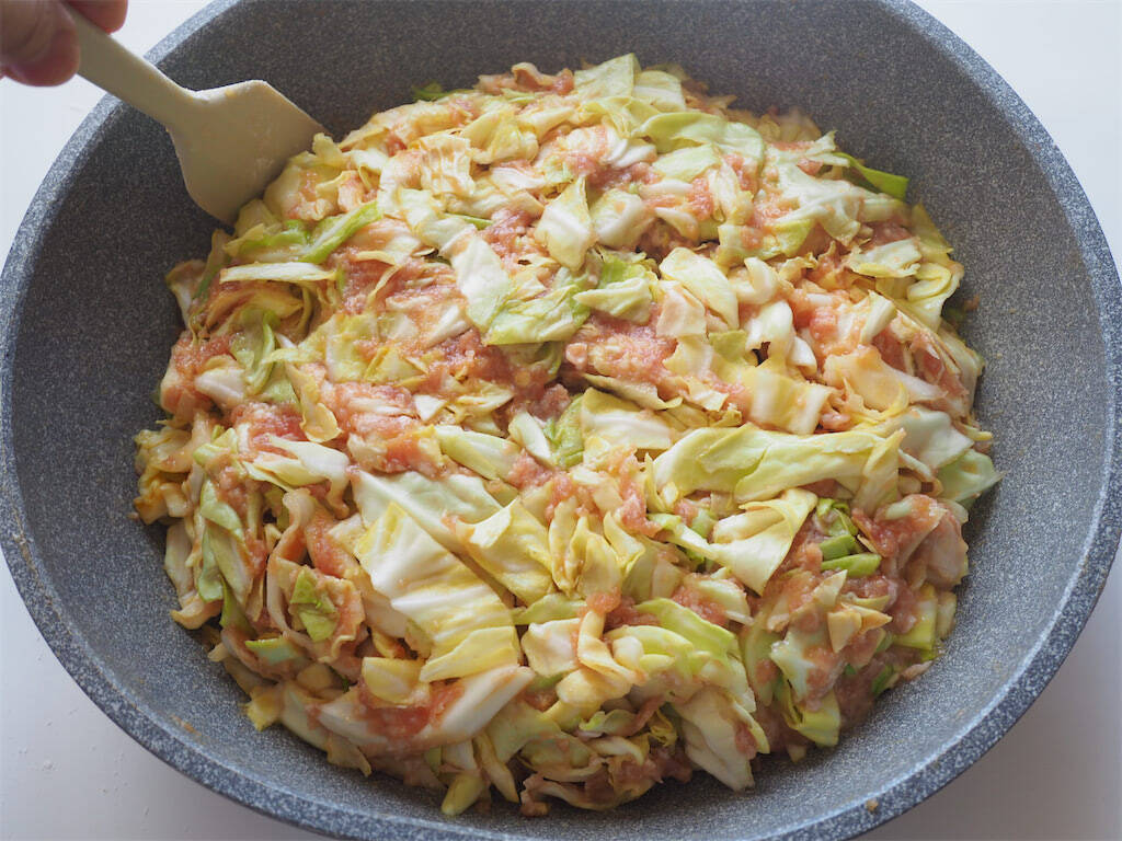 【小麦粉ゼロのお好み焼き】フライパンで生地混ぜて焼くだけ！春キャベ＆豚ひき肉で特大に作ってみた♪
