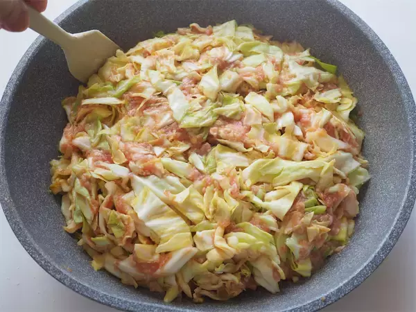 「【小麦粉ゼロのお好み焼き】フライパンで生地混ぜて焼くだけ！春キャベ＆豚ひき肉で特大に作ってみた♪」の画像