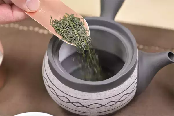 「お茶は熱湯NG！農家直伝【お茶のおいしい淹れ方】その淹れ方では旨味半減!? 決め手は温度＆抽出時間！」の画像