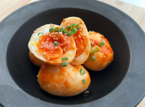 【韓国風味玉】コチュジャン・味噌・みりんの海に半熟卵ぶっ込め！優しくてピリ辛濃厚って頭バグる旨さ♪