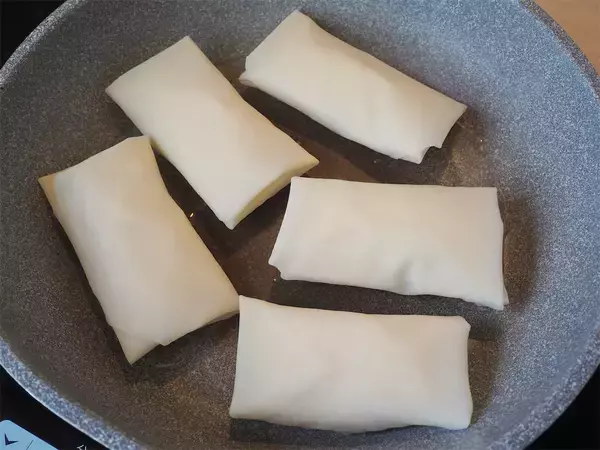 「【春の春巻きはコレで決まり】新玉ねぎ・ツナ・チーズ！メロすぎる組み合わせでパリっと揚げてみた♪トロトロ♡」の画像