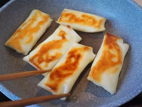 「【春の春巻きはコレで決まり】新玉ねぎ・ツナ・チーズ！メロすぎる組み合わせでパリっと揚げてみた♪トロトロ♡」の画像