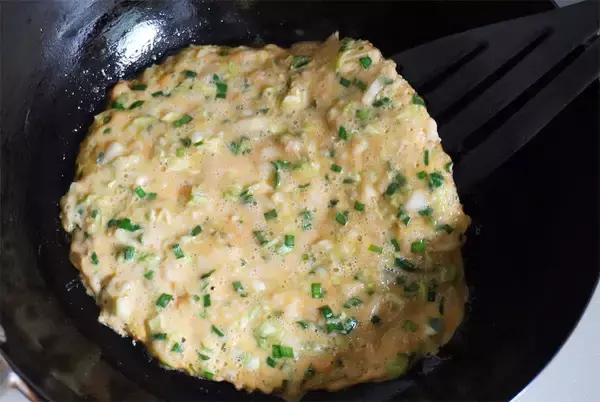 「【衝撃レシピ】餃子の具を卵でとじる!?「たまごギョーザ」作ってみた！絶妙なるまろやかさ…【農家直伝】」の画像