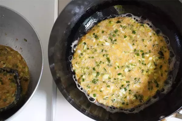 「【衝撃レシピ】餃子の具を卵でとじる!?「たまごギョーザ」作ってみた！絶妙なるまろやかさ…【農家直伝】」の画像