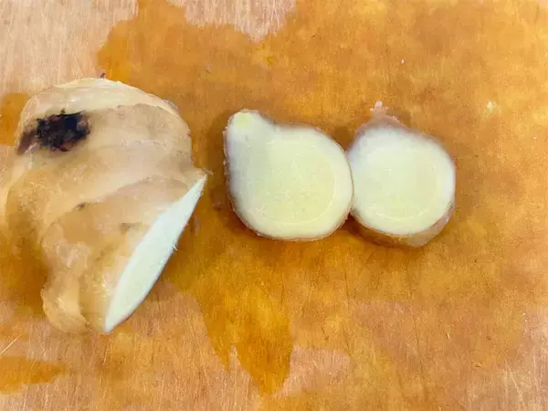 「【夫婦喧嘩した翌日の弁当】皮脂まみれでもたれるぜ～♪「鶏皮弁当」で復讐するも生姜風味でイケた話♡」の画像