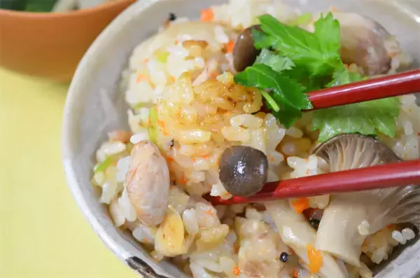 「【市販鍋スープで松茸ご飯】「松茸香るしゃぶ鍋スープ」で炊き込みご飯作ったら…本物入ってるレベルだった」の画像