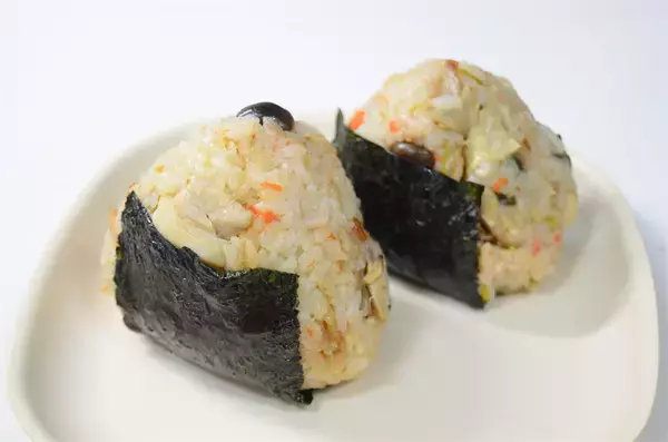 「【市販鍋スープで松茸ご飯】「松茸香るしゃぶ鍋スープ」で炊き込みご飯作ったら…本物入ってるレベルだった」の画像