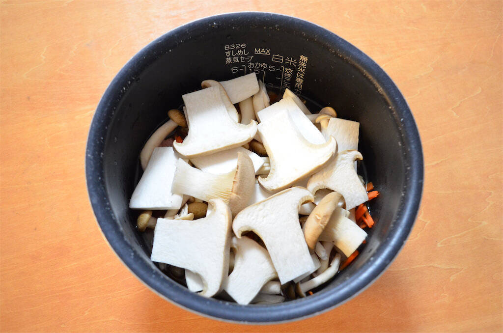 【市販鍋スープで松茸ご飯】「松茸香るしゃぶ鍋スープ」で炊き込みご飯作ったら…本物入ってるレベルだった