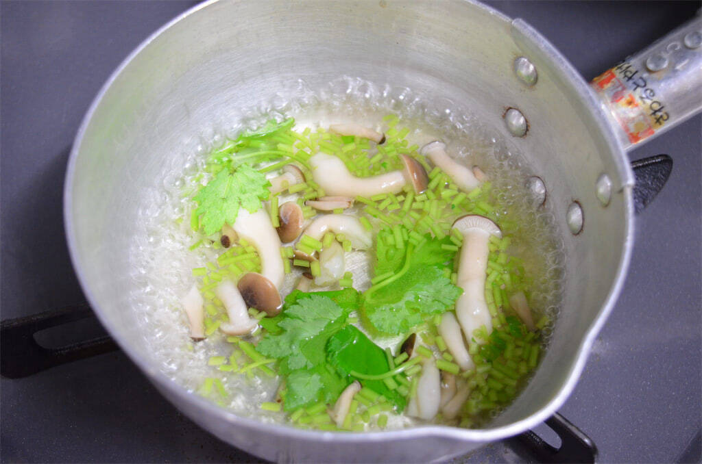 【市販鍋スープで松茸ご飯】「松茸香るしゃぶ鍋スープ」で炊き込みご飯作ったら…本物入ってるレベルだった