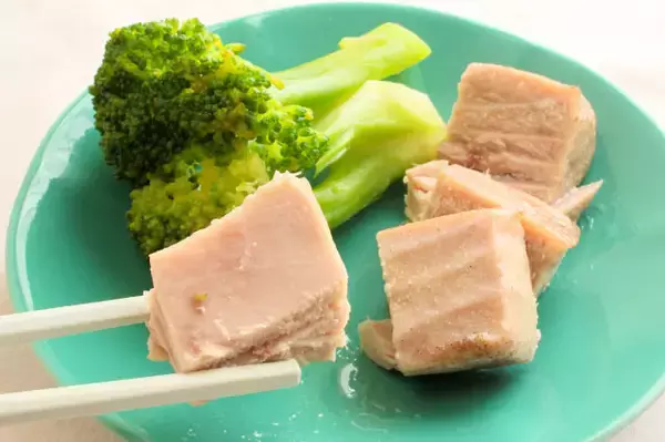 「【自家製ツナ作ってみた】刺身用サクをオイルで煮るだけ！缶詰を遥かに超えるゴージャス肉厚感♪【もはやお肉】」の画像