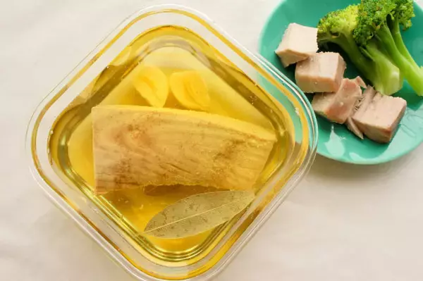 「【自家製ツナ作ってみた】刺身用サクをオイルで煮るだけ！缶詰を遥かに超えるゴージャス肉厚感♪【もはやお肉】」の画像