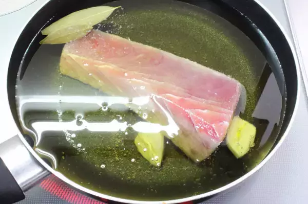 「【自家製ツナ作ってみた】刺身用サクをオイルで煮るだけ！缶詰を遥かに超えるゴージャス肉厚感♪【もはやお肉】」の画像