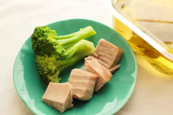 「【自家製ツナ作ってみた】刺身用サクをオイルで煮るだけ！缶詰を遥かに超えるゴージャス肉厚感♪【もはやお肉】」の画像