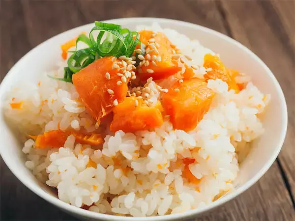 【まるで焼き芋!?】炊飯器一発！ニンジン農家直伝の「まるごとニンジンご飯」はねっとり甘くて子ども爆食♪