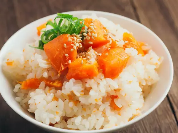 「【まるで焼き芋!?】炊飯器一発！ニンジン農家直伝の「まるごとニンジンご飯」はねっとり甘くて子ども爆食♪」の画像
