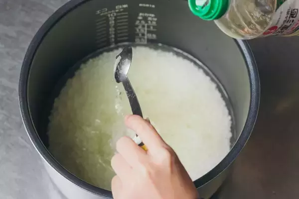 「【まるで焼き芋!?】炊飯器一発！ニンジン農家直伝の「まるごとニンジンご飯」はねっとり甘くて子ども爆食♪」の画像