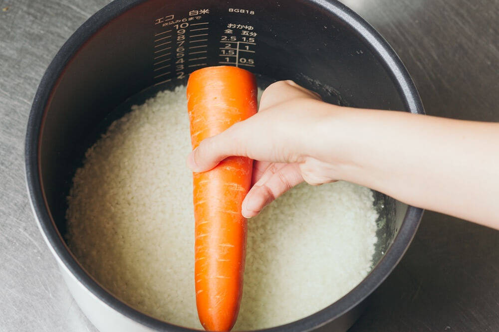 【まるで焼き芋!?】炊飯器一発！ニンジン農家直伝の「まるごとニンジンご飯」はねっとり甘くて子ども爆食♪