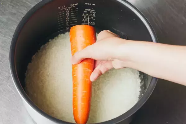 「【まるで焼き芋!?】炊飯器一発！ニンジン農家直伝の「まるごとニンジンご飯」はねっとり甘くて子ども爆食♪」の画像