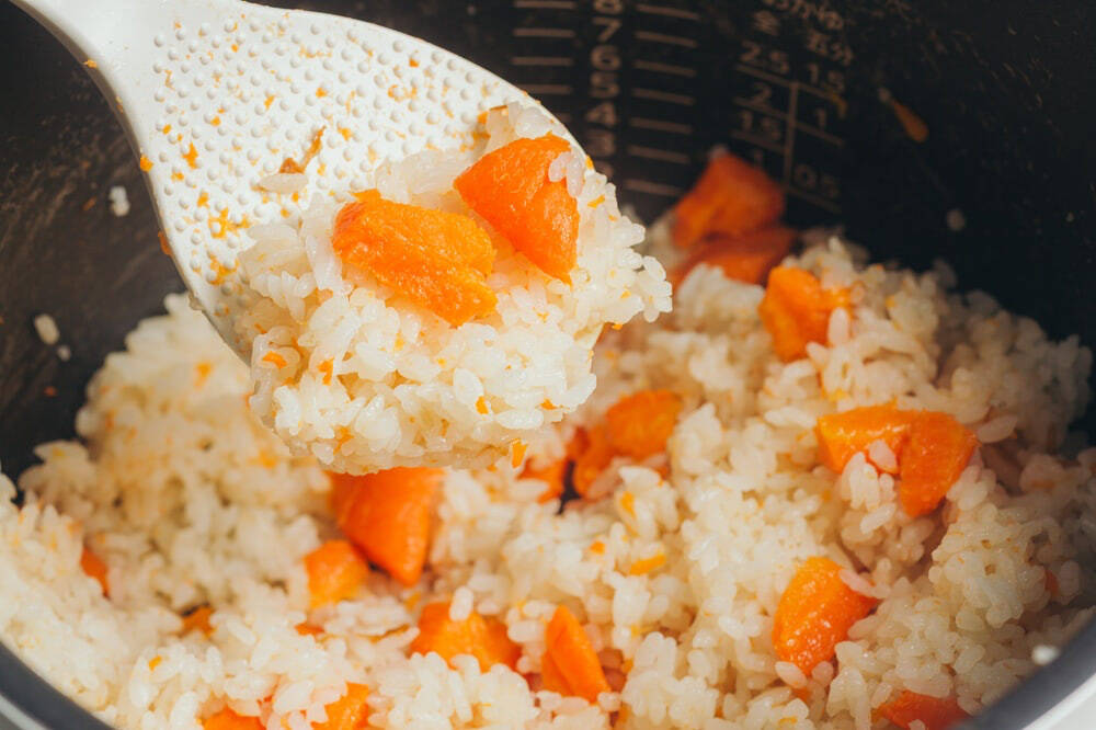 【まるで焼き芋!?】炊飯器一発！ニンジン農家直伝の「まるごとニンジンご飯」はねっとり甘くて子ども爆食♪