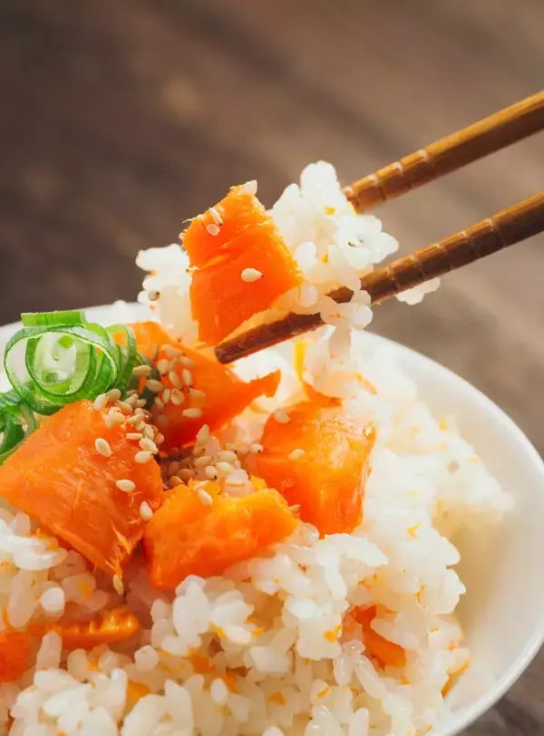 「【まるで焼き芋!?】炊飯器一発！ニンジン農家直伝の「まるごとニンジンご飯」はねっとり甘くて子ども爆食♪」の画像