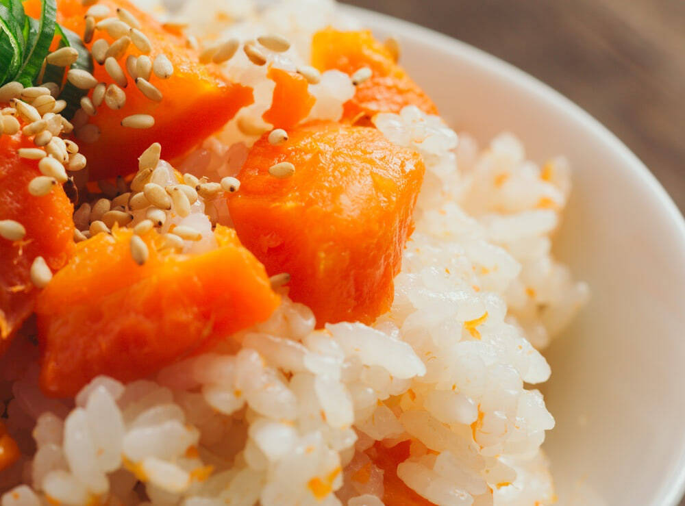 【まるで焼き芋!?】炊飯器一発！ニンジン農家直伝の「まるごとニンジンご飯」はねっとり甘くて子ども爆食♪