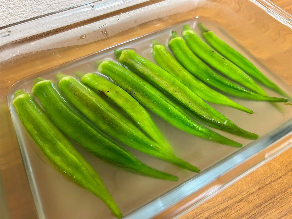 【白だし×わさびでここまで変わる!?】箸止まらない…「オクラのお浸し」がスゴかった！爽やかな辛みがもう♡