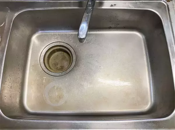 「【衝撃のアフター】オキシ液を貯めるだけ！キッチンの20年もののシンクが「オキシ漬け」でどこまでキレイに⁉」の画像