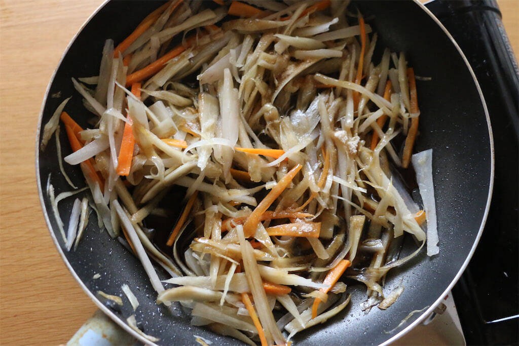【しょうが焼きのマンネリ打破】根菜を豚肉で巻く!?「クルクルしょうが焼き」作ろう！コリコリ食感♡＆甘辛沼～