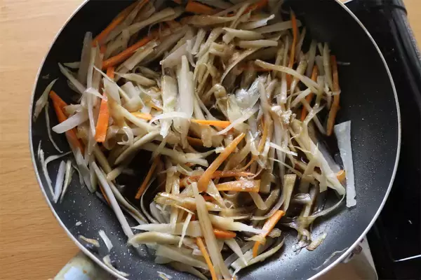「【しょうが焼きのマンネリ打破】根菜を豚肉で巻く!?「クルクルしょうが焼き」作ろう！コリコリ食感♡＆甘辛沼～」の画像