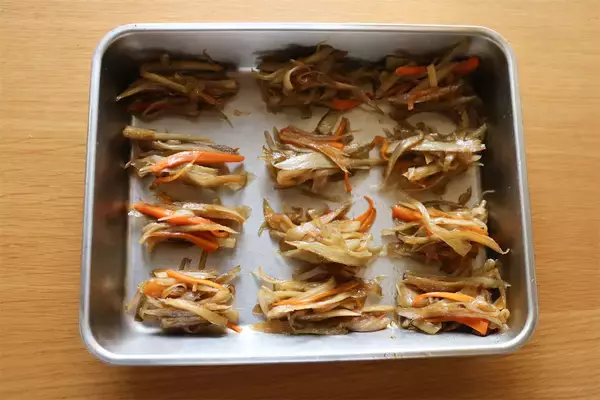 「【しょうが焼きのマンネリ打破】根菜を豚肉で巻く!?「クルクルしょうが焼き」作ろう！コリコリ食感♡＆甘辛沼～」の画像