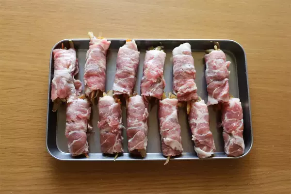 「【しょうが焼きのマンネリ打破】根菜を豚肉で巻く!?「クルクルしょうが焼き」作ろう！コリコリ食感♡＆甘辛沼～」の画像