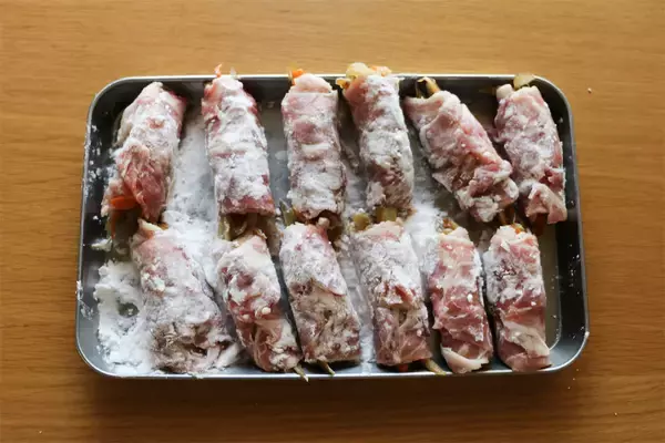 「【しょうが焼きのマンネリ打破】根菜を豚肉で巻く!?「クルクルしょうが焼き」作ろう！コリコリ食感♡＆甘辛沼～」の画像