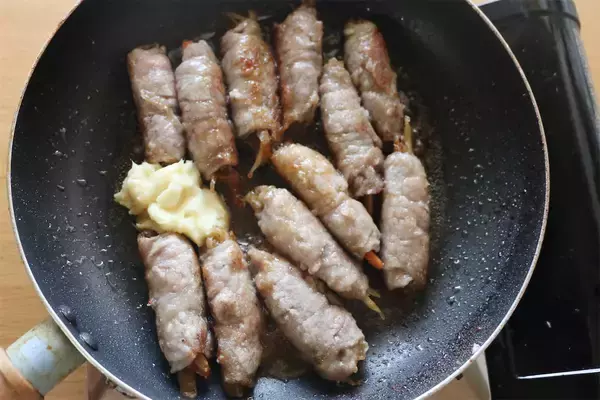 「【しょうが焼きのマンネリ打破】根菜を豚肉で巻く!?「クルクルしょうが焼き」作ろう！コリコリ食感♡＆甘辛沼～」の画像