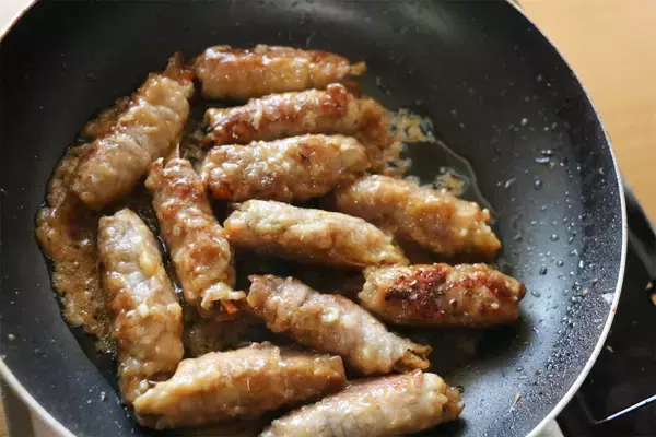 「【しょうが焼きのマンネリ打破】根菜を豚肉で巻く!?「クルクルしょうが焼き」作ろう！コリコリ食感♡＆甘辛沼～」の画像