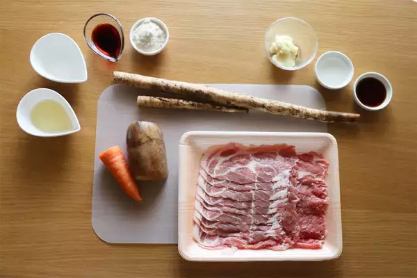 「【しょうが焼きのマンネリ打破】根菜を豚肉で巻く!?「クルクルしょうが焼き」作ろう！コリコリ食感♡＆甘辛沼～」の画像