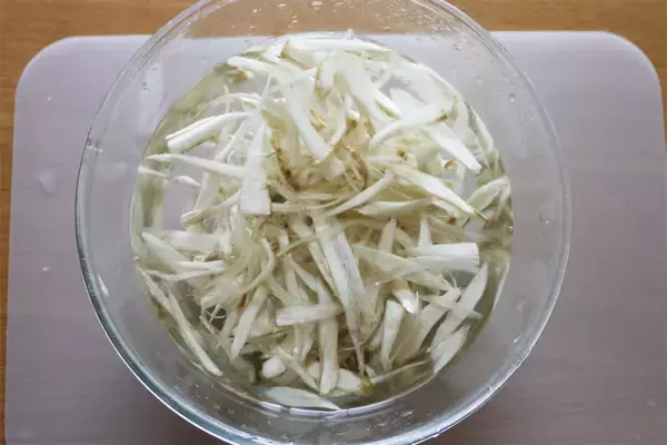 「【しょうが焼きのマンネリ打破】根菜を豚肉で巻く!?「クルクルしょうが焼き」作ろう！コリコリ食感♡＆甘辛沼～」の画像