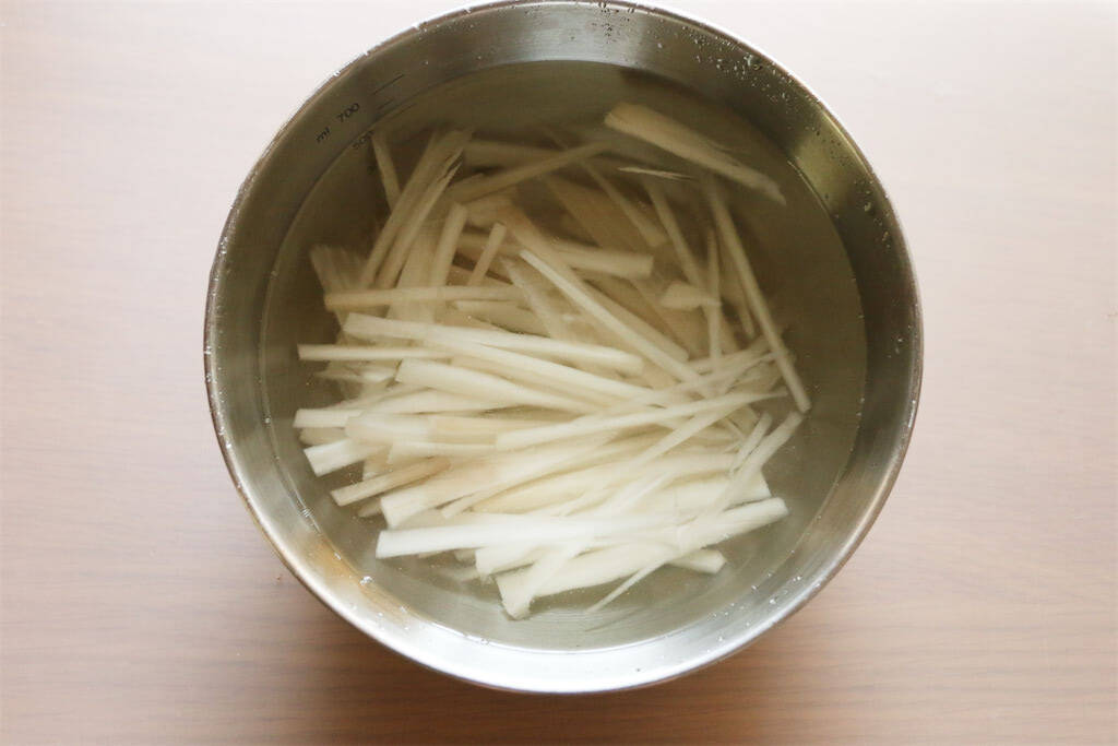 【しょうが焼きのマンネリ打破】根菜を豚肉で巻く!?「クルクルしょうが焼き」作ろう！コリコリ食感♡＆甘辛沼～