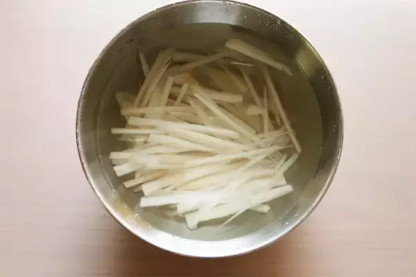 「【しょうが焼きのマンネリ打破】根菜を豚肉で巻く!?「クルクルしょうが焼き」作ろう！コリコリ食感♡＆甘辛沼～」の画像