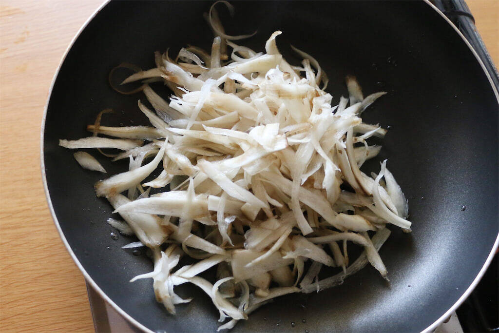 【しょうが焼きのマンネリ打破】根菜を豚肉で巻く!?「クルクルしょうが焼き」作ろう！コリコリ食感♡＆甘辛沼～