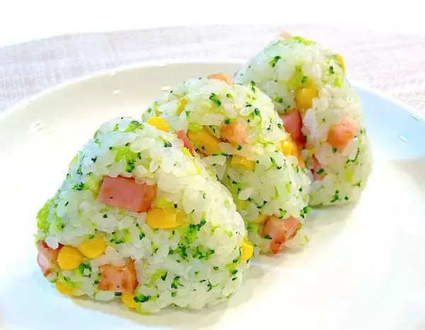 【意外な組み合わせ】ブロッコリーが主役のおにぎり爆誕!?独特のホロッと食感…からのベーコンの旨味ジュワン♡