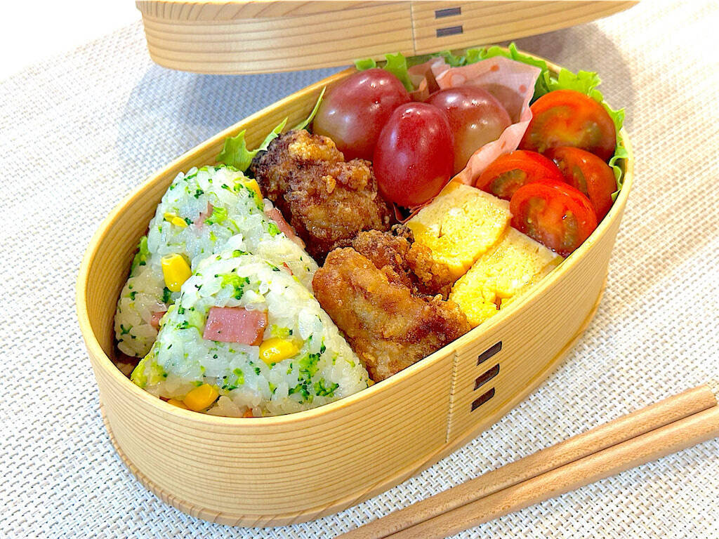 【意外な組み合わせ】ブロッコリーが主役のおにぎり爆誕!?独特のホロッと食感…からのベーコンの旨味ジュワン♡