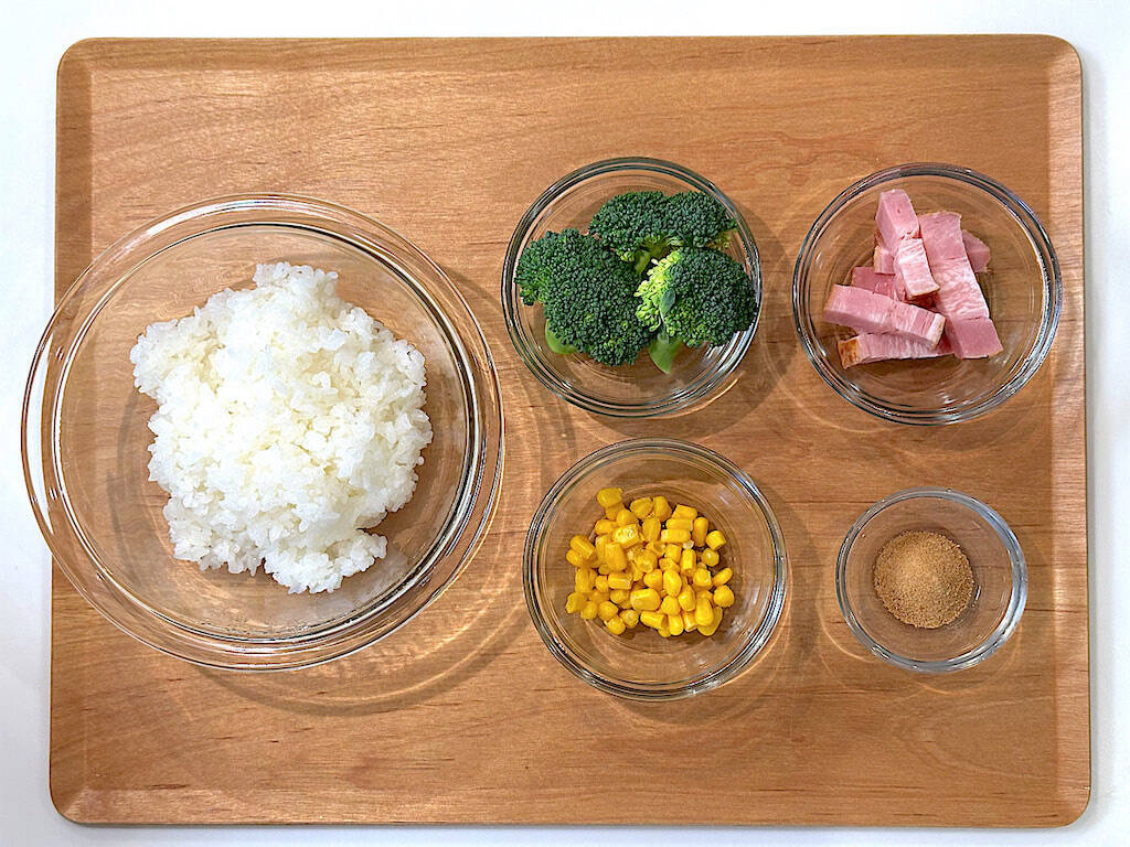 【意外な組み合わせ】ブロッコリーが主役のおにぎり爆誕!?独特のホロッと食感…からのベーコンの旨味ジュワン♡