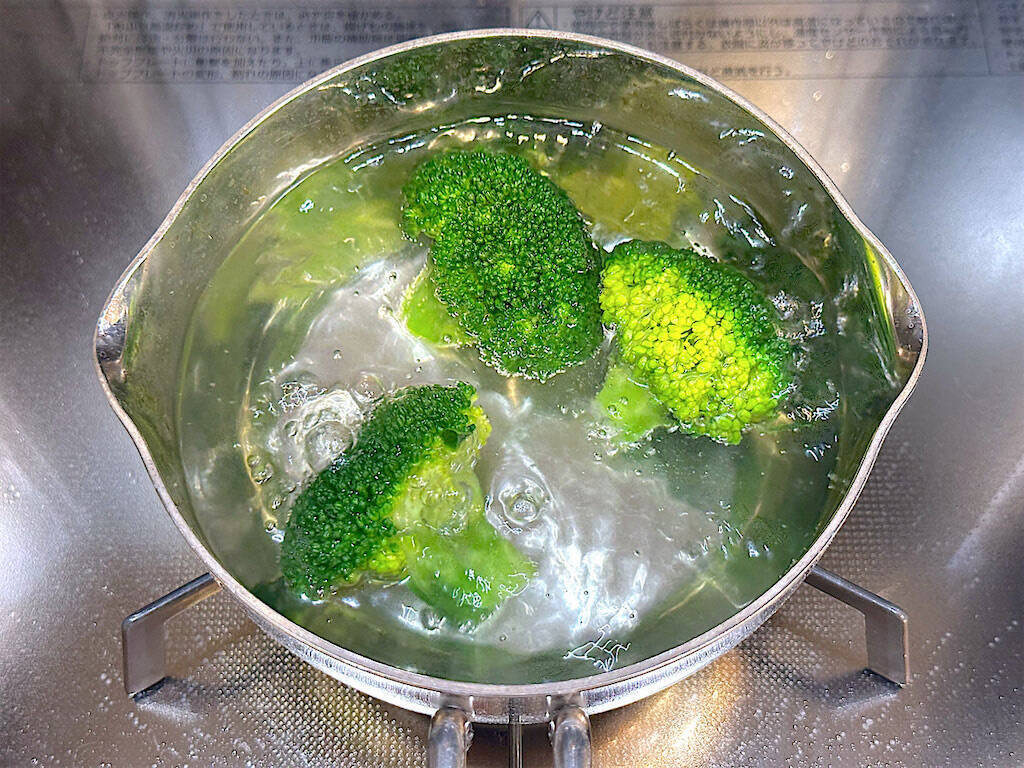 【意外な組み合わせ】ブロッコリーが主役のおにぎり爆誕!?独特のホロッと食感…からのベーコンの旨味ジュワン♡