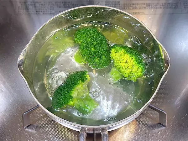 「【意外な組み合わせ】ブロッコリーが主役のおにぎり爆誕!?独特のホロッと食感…からのベーコンの旨味ジュワン♡」の画像