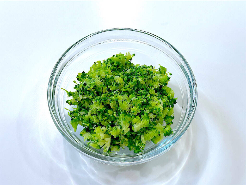 【意外な組み合わせ】ブロッコリーが主役のおにぎり爆誕!?独特のホロッと食感…からのベーコンの旨味ジュワン♡