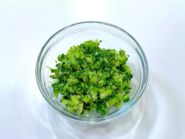 「【意外な組み合わせ】ブロッコリーが主役のおにぎり爆誕!?独特のホロッと食感…からのベーコンの旨味ジュワン♡」の画像