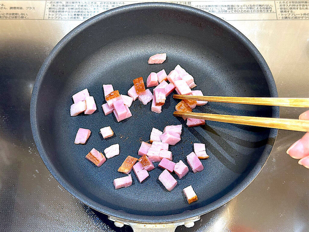 【意外な組み合わせ】ブロッコリーが主役のおにぎり爆誕!?独特のホロッと食感…からのベーコンの旨味ジュワン♡