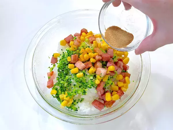 「【意外な組み合わせ】ブロッコリーが主役のおにぎり爆誕!?独特のホロッと食感…からのベーコンの旨味ジュワン♡」の画像