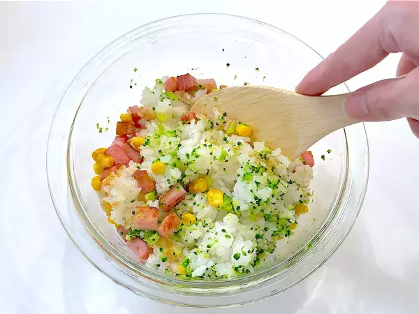 「【意外な組み合わせ】ブロッコリーが主役のおにぎり爆誕!?独特のホロッと食感…からのベーコンの旨味ジュワン♡」の画像