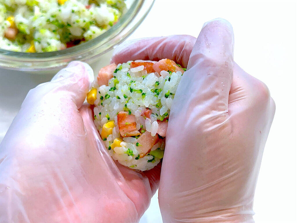 【意外な組み合わせ】ブロッコリーが主役のおにぎり爆誕!?独特のホロッと食感…からのベーコンの旨味ジュワン♡